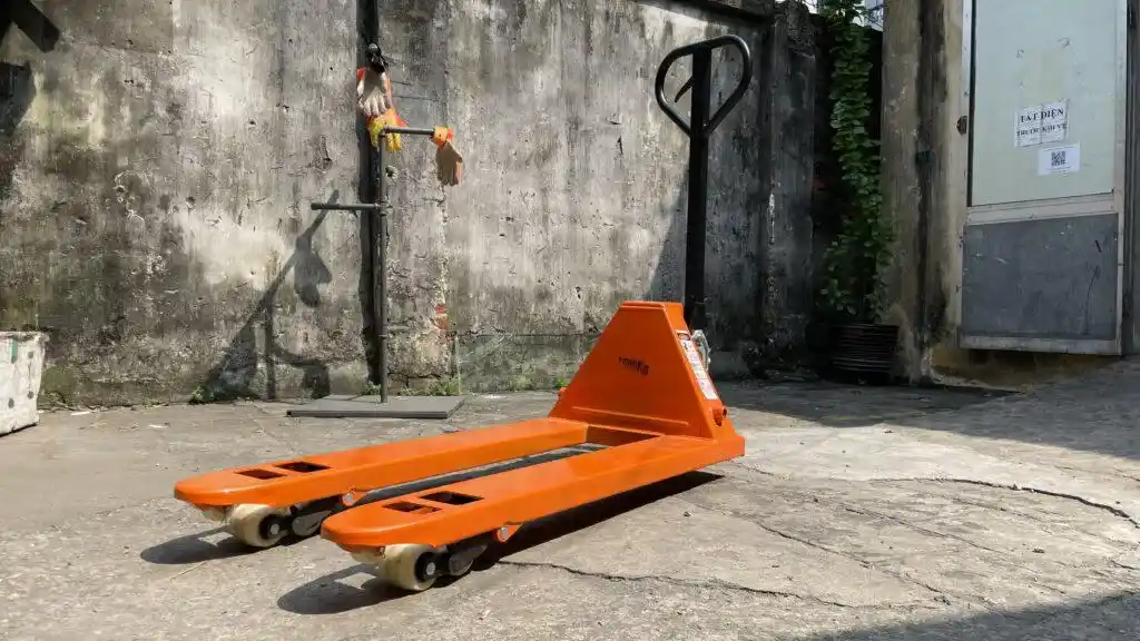 Xe nâng tay thấp 2,5 tấn - Càng rộng