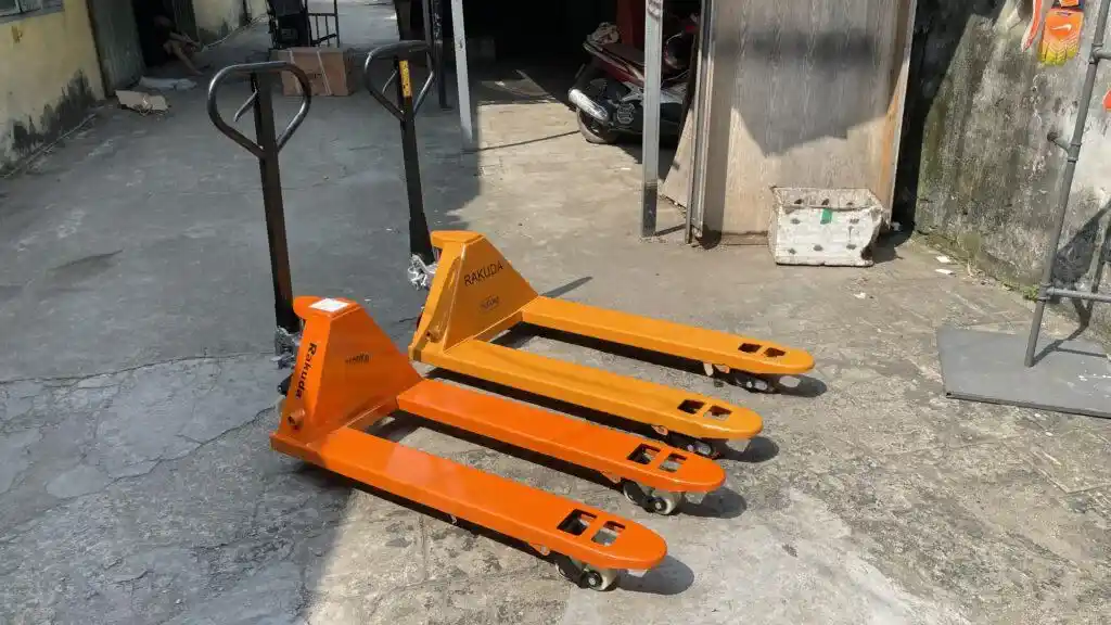 Xe nâng tay thấp 2,5 tấn - Càng rộng (Bánh PU)