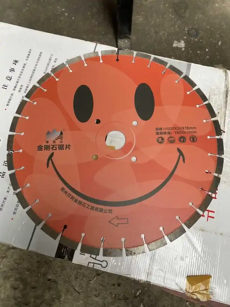 Lưỡi Cắt Màu Đỏ Tươi