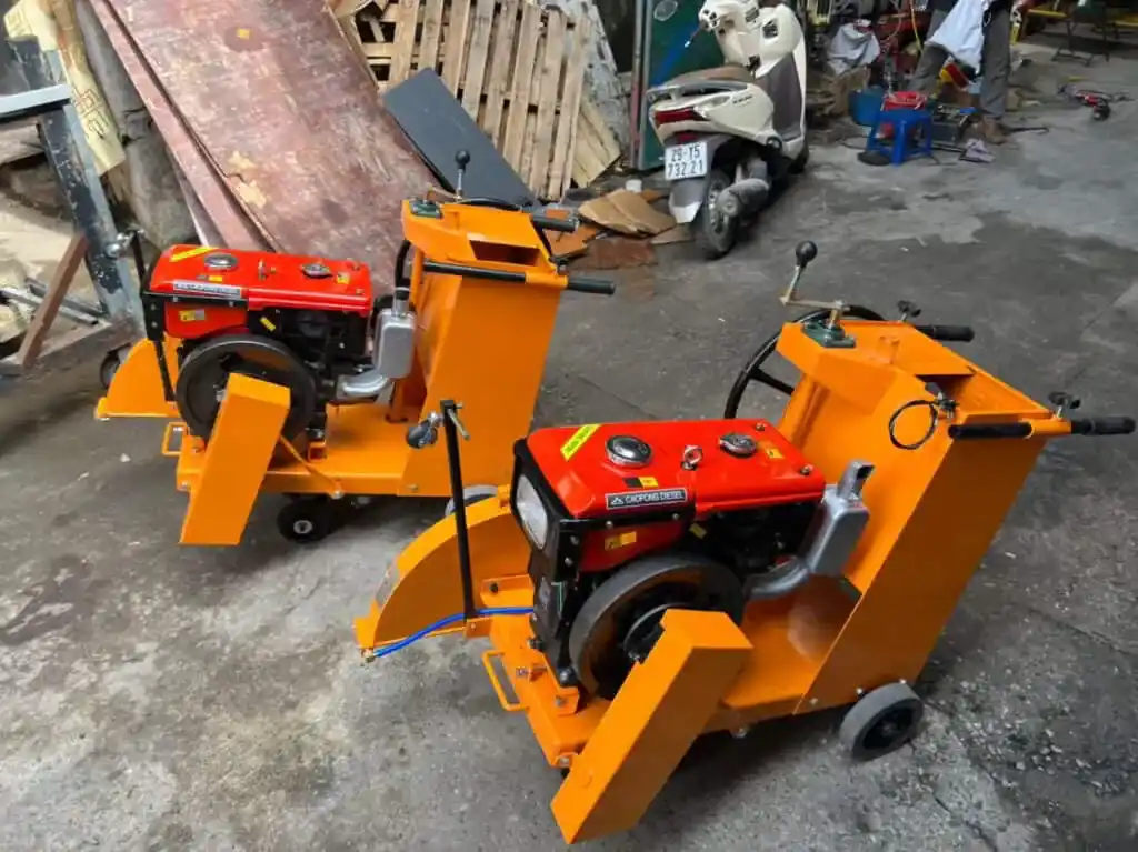 MÁY CẮT BÊ TÔNG KC24 - DIESEL D8 NƯỚC - 20CM